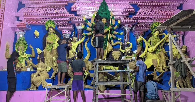 মণ্ডপ সাজাতে ব্যস্ত শিল্পীরা